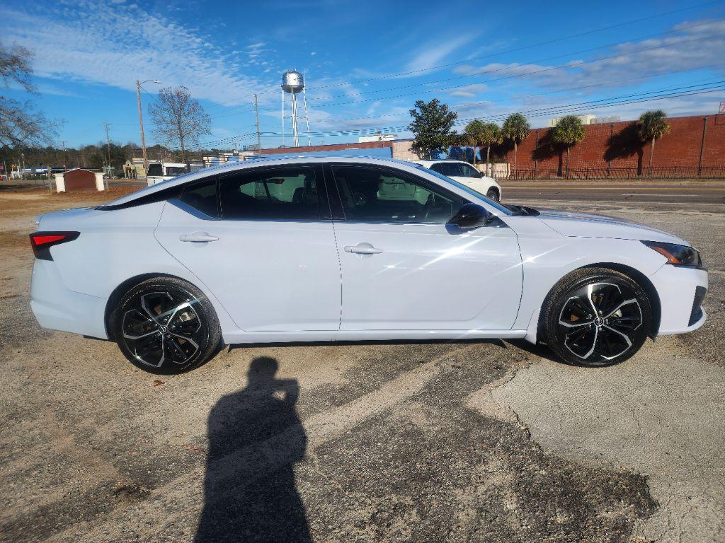 2023 Nissan Altima SR - Photo 6